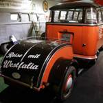 Das Volkswagen T 1 Achtsitzer-Sondermodell 'Samba', Baujahr 1954 - stilsicher mit Westfalia-Anhänger
