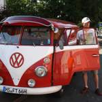 Ein Volkswagen-Bus T 1 mit Sonnenschute