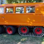 Ein Volkswagen-Bus T 1 mit Halbkette