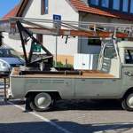 Ein Volkswagen-Transporter T 1 ‚Pritsche‘ mit Leiter