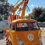 Ein Volkswagen-Transporter T 1 ‚Pritsche‘ mit Hubsteiger