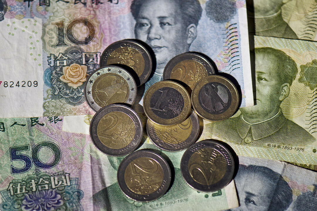 Mit der Kurssenkung der chinesischen Währung steigt der Preis für importierte Waren. Viele Autohersteller produzieren bereits vor Ort