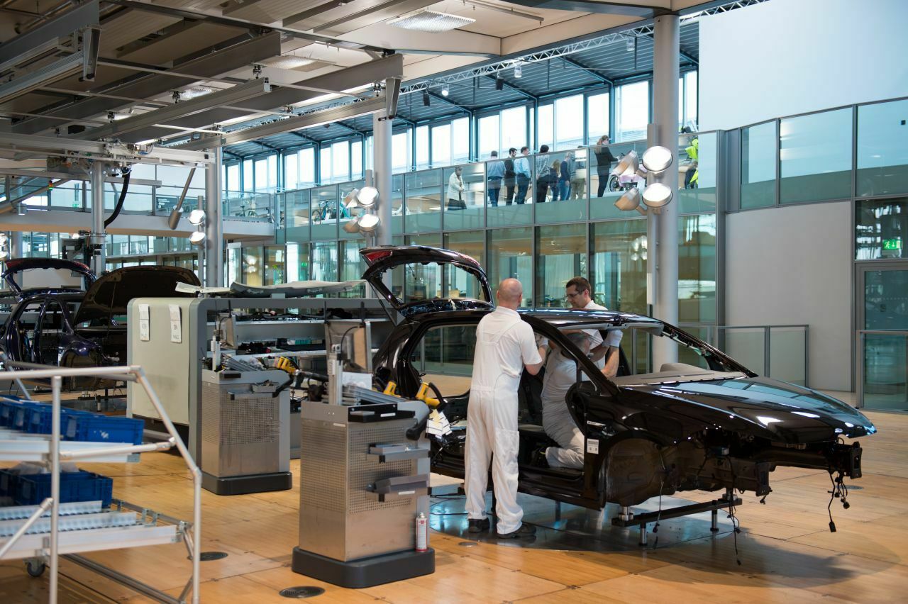 In Dresden werden wieder Autos gebaut: Der VW E-Golf hat hier ein zweites Produktions-Standbein. Vorerst wird die Produktion jedoch nur auf 35 E-Golf pro Tag hochgefahren