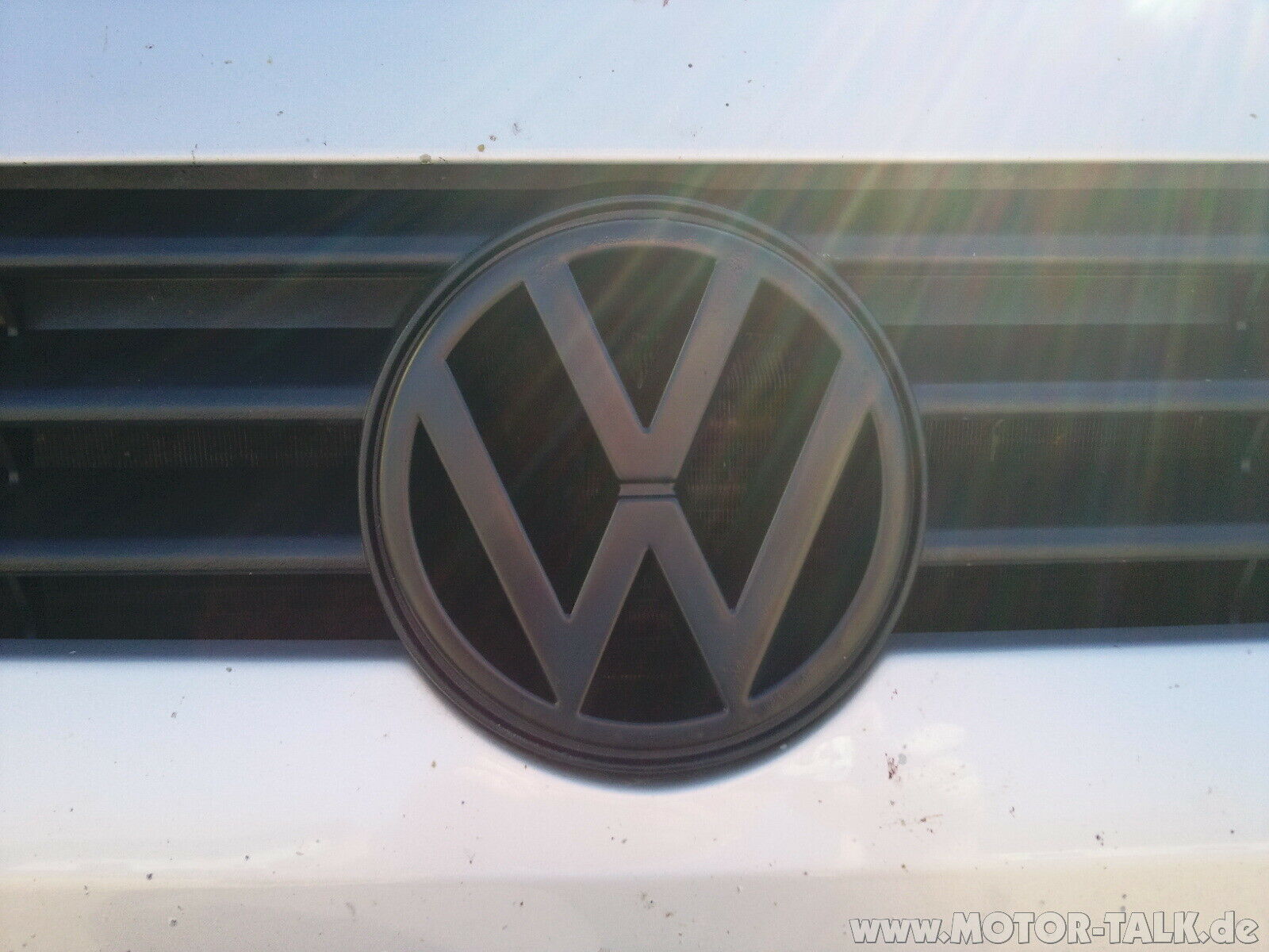 VW Emblem vorne schwarz machen