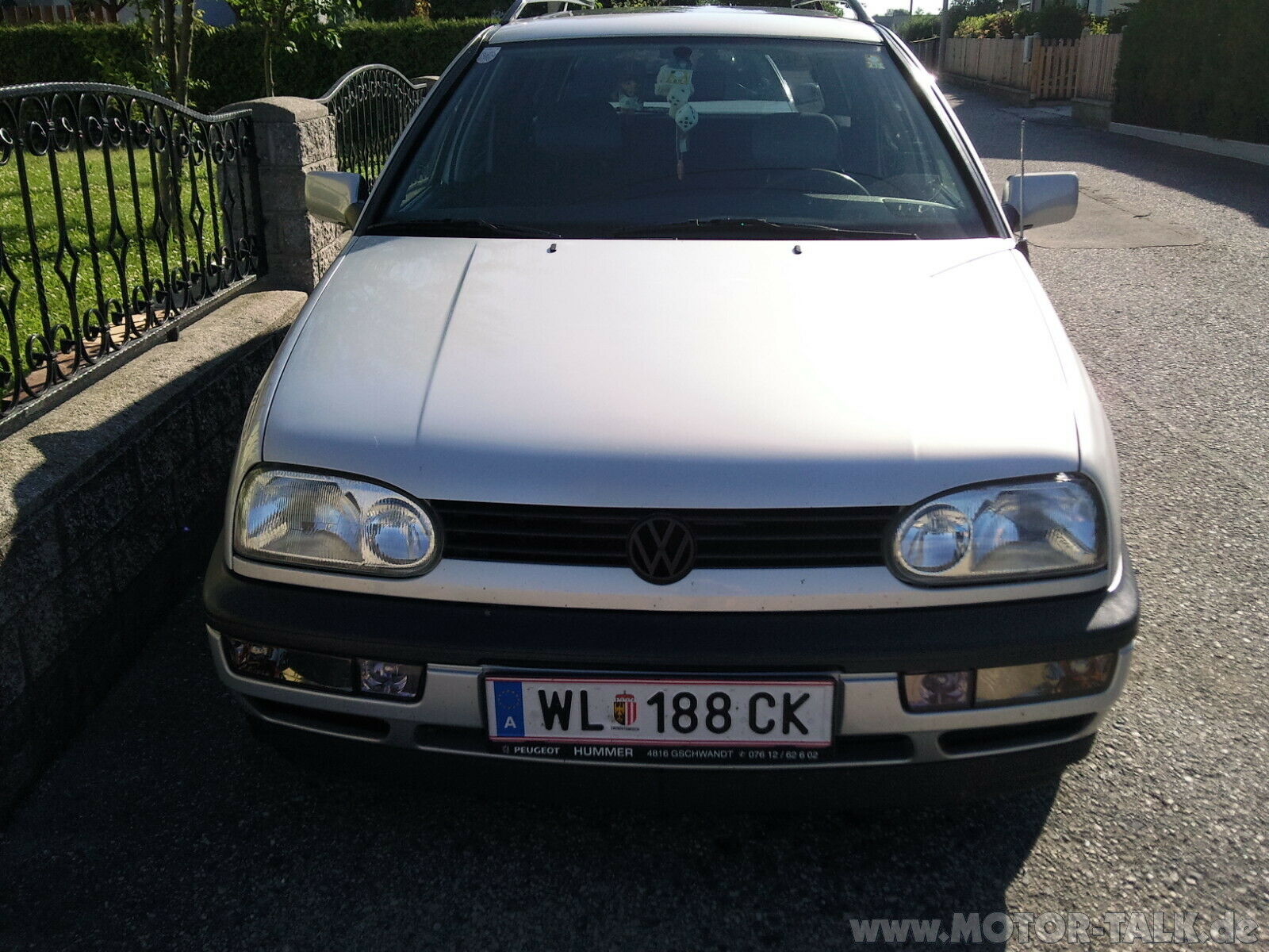 VW Emblem vorne schwarz machen