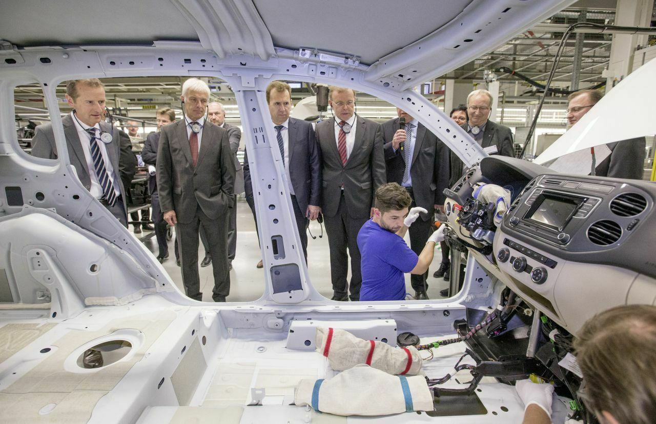 VW-Markenchef Herbert Diess und VW-Vorstandschef Matthias Müller (v.l.) begutachten die Osnabrücker Tiguan-Produktion