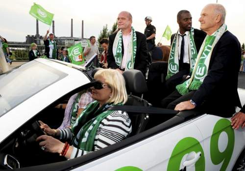 2009 war die Welt noch in Ordnung: VW-Betriebsratschef Bernd Osterloh, Stürmer Grafite und Patriarch Ferdinand Piëch beim Autokorso zur Meisterschaft des VfL Wolfsburg