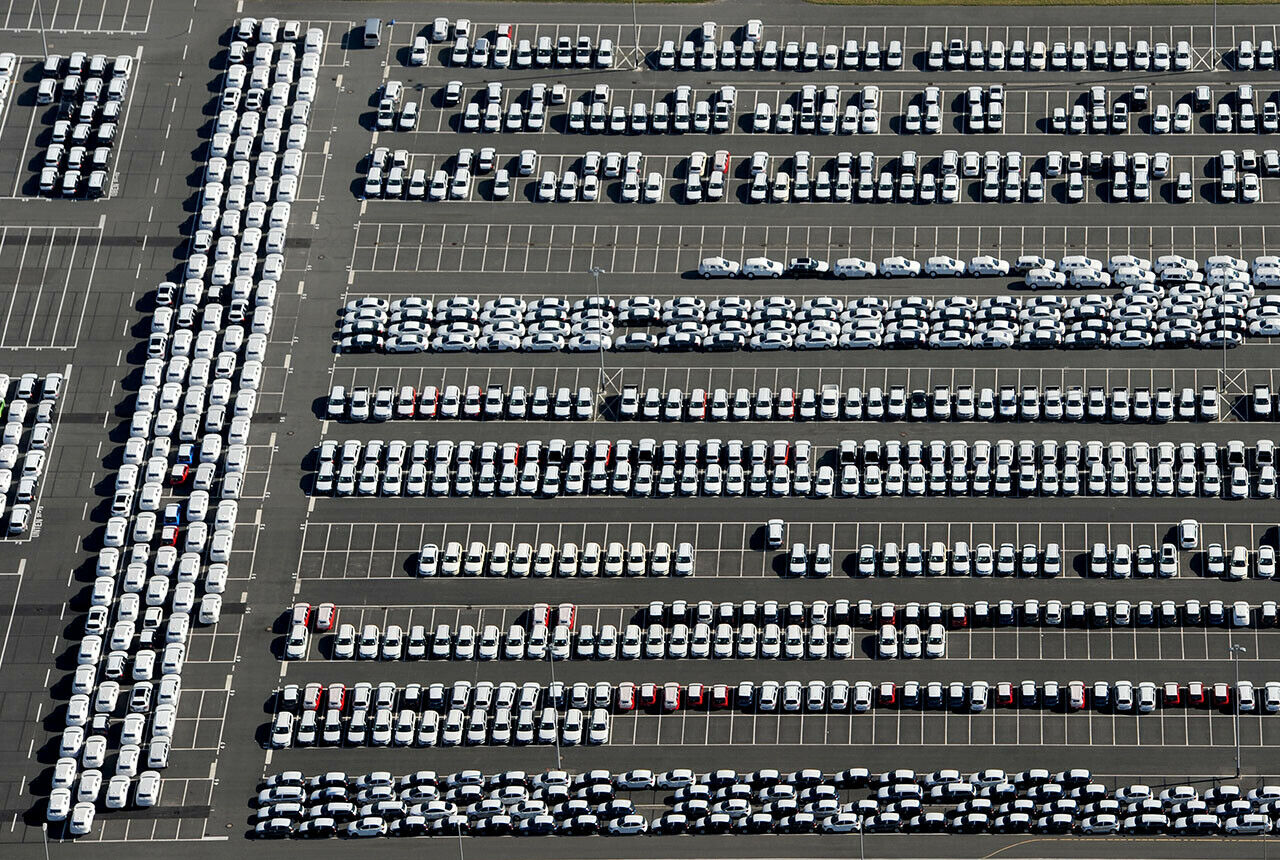 Weil Handschuhklappen fehlen, stehen viele Neuwagen beim Emder Werk auf Halde. Jetzt hat VW Möglichkeiten zur Zwischenlagerung gefunden