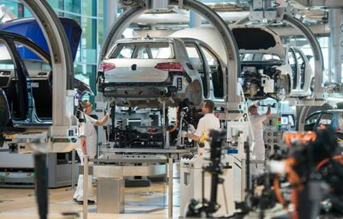 In Dresden produziert VW in Manufakturbauweise: Zur Zeit entstehen 35 E-Golf pro Tag