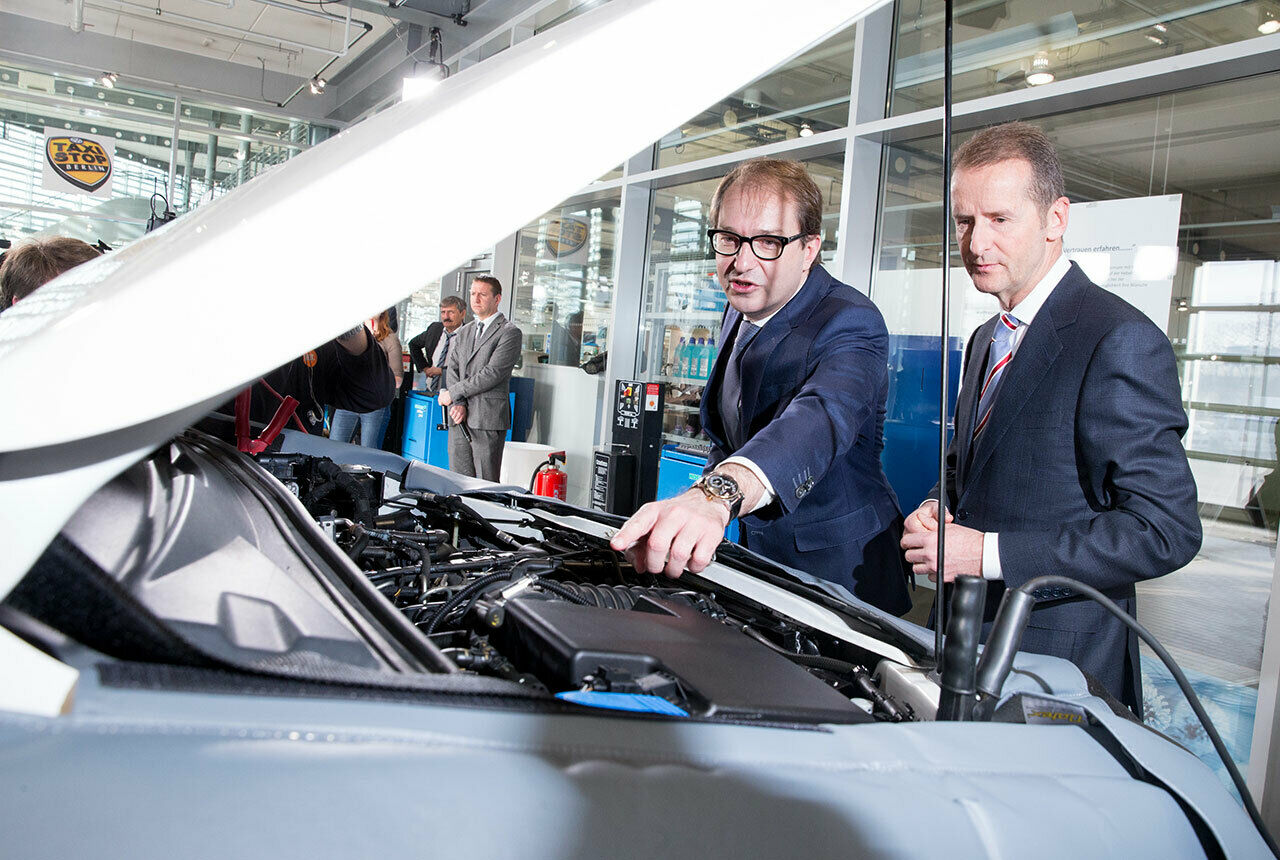 Alexander Dobrindt und VW-Marken-Chef Herbert Diess besuchten am Dienstag gemeinsam einen VW-Händler in Berlin