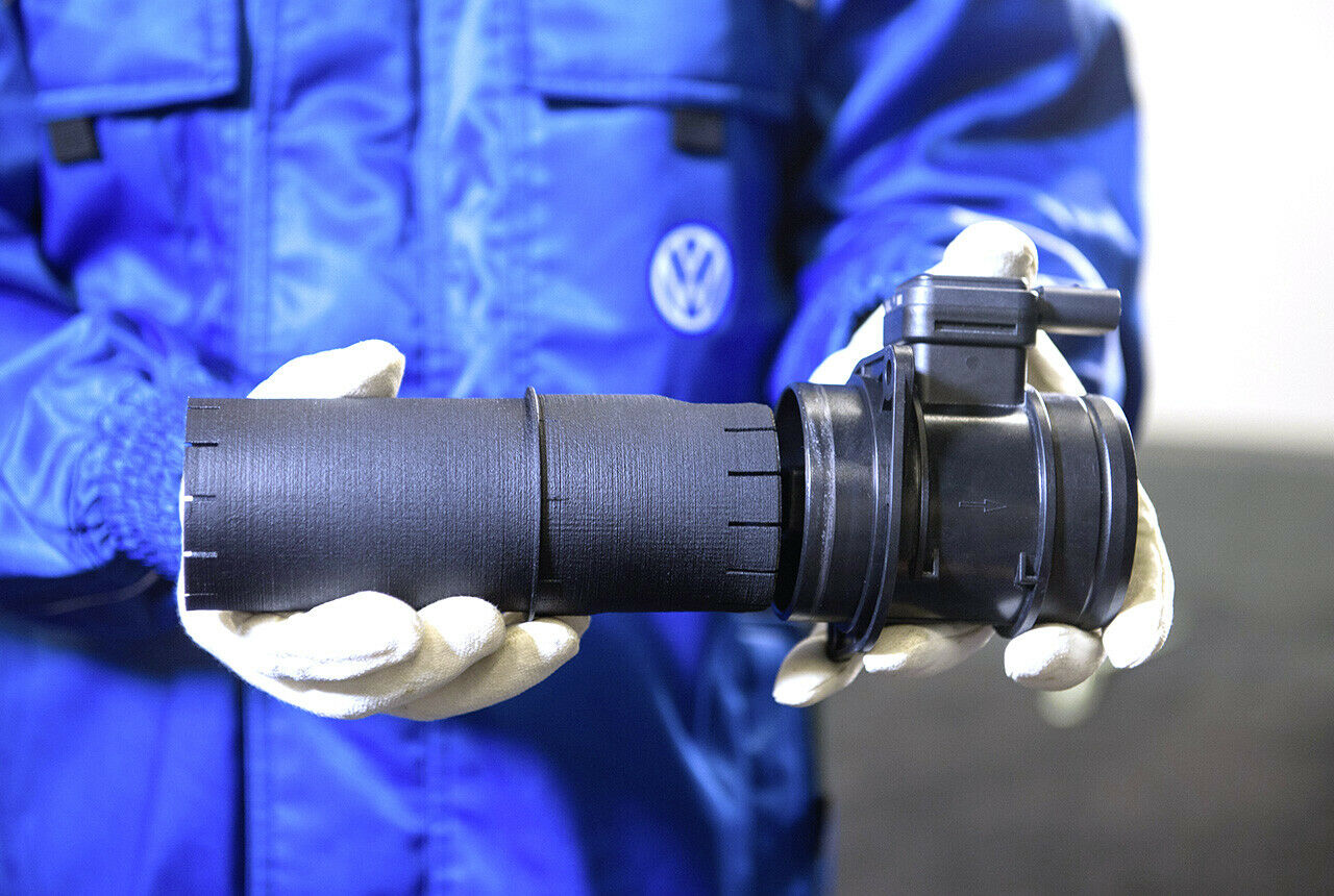 Ein Strömungsgleichrichter (links) für den 1,6-Liter-EA189 soll dem Luftmassenmesser (rechts) bessere Bedingungen schaffen, der Motor sauberer arbeiten