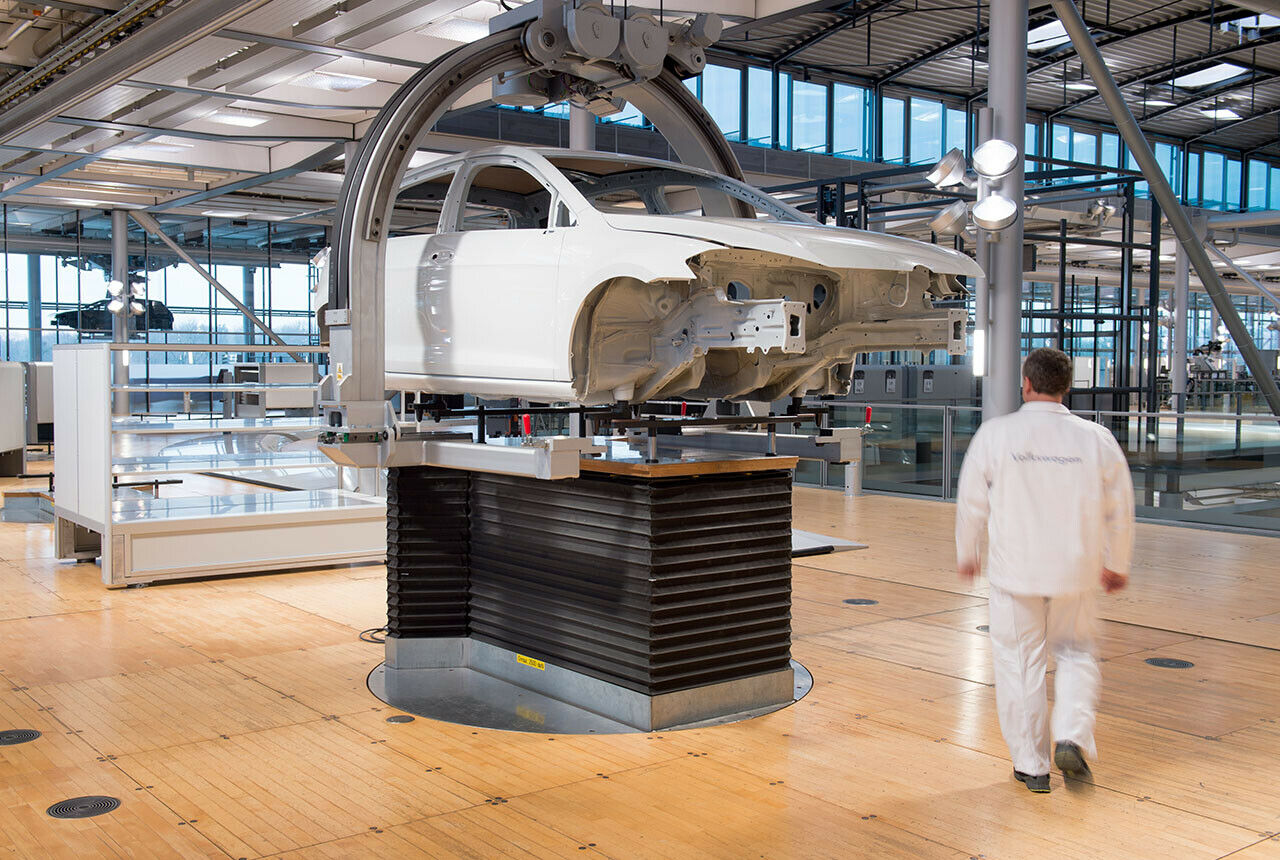Der erste überarbeitete e-Golf wurde heute in der gläsernen Manufaktur in Dresden in die Produktion geschickt. Als Testlauf