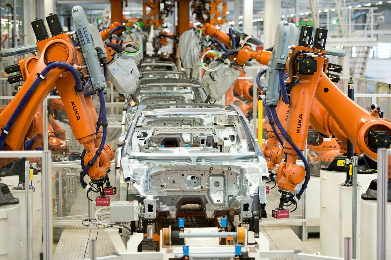 Produktion des VW Passat in Emden: Durch ein fehlendes Getriebeteil kommt es an mindestens fünf VW-Standorten zu Lieferengpässen. VW prüft nach eigenen Angaben Kurzarbeit