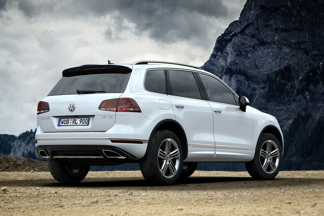 Die geänderte Heckpartie lässt den VW Touareg breiter wirken