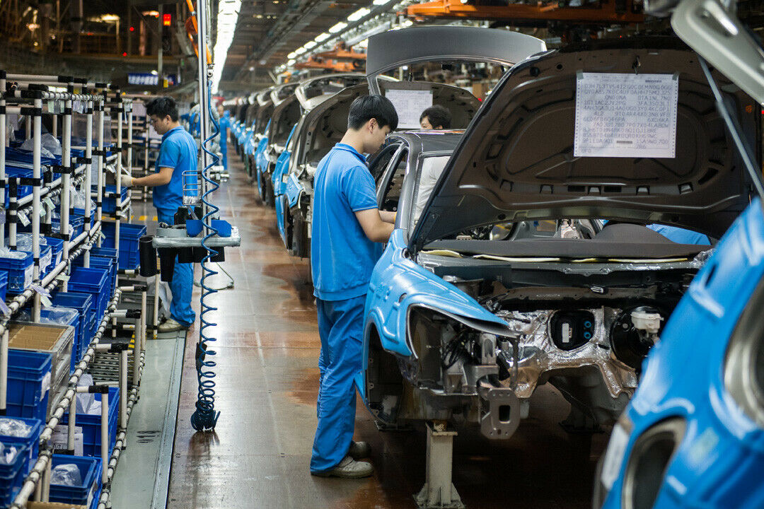 Volkswagen soll die chinesische Fertigung seiner wichtigen Modelle um bis zu 20 Prozent senken, wie die Zeitschrift "Wirtschaftswoche" berichtet