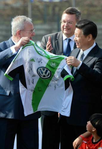 Martin Winterkorn überreicht Chinas Staats- und Parteichef Xi Jinping im März 2014 ein Trikot des VfL Wolfsburg