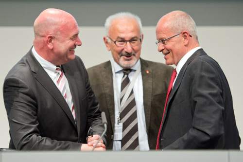 Auf der VW-Hauptversammlung muss man lange nach Frauen suchen. Foto: Bernd Osterloh, Jürgen Peters und Berthold Huber