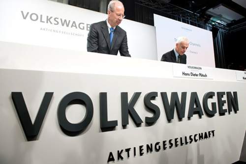 VW-Aufsichtsratschef Pötsch und VW-Vorstandschef Müller bei der ersten großen Pressekonferenz seit Bekanntwerden des Abgas-Skandals