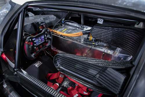 Der Pikes-Peak-Renner ist ein Einsitzer mit Carbon-Karosserie und einem Leergewicht von 1,1 Tonnen (inklusive Fahrer)