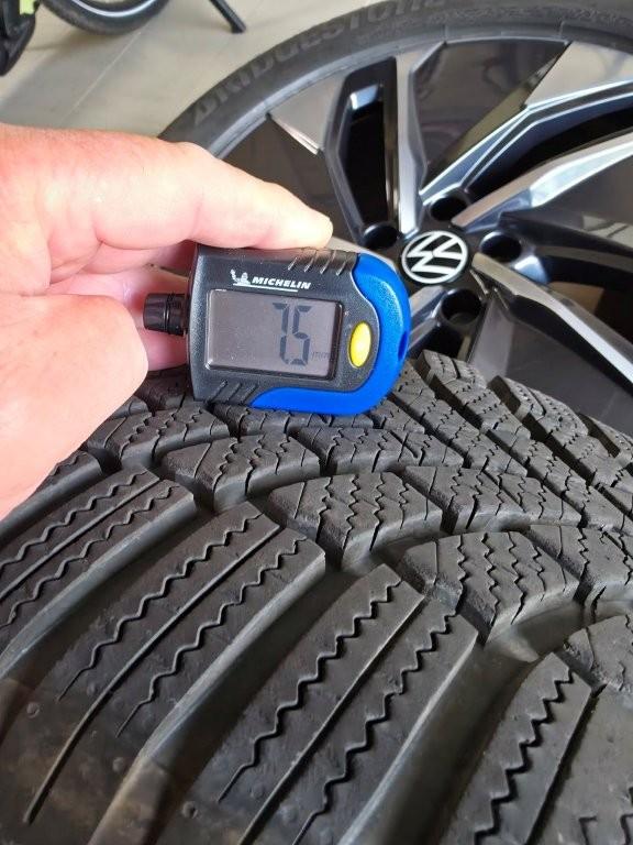 VW Winterkompletträder LMF HAMAR 19 Zoll für ID.3, ID.4, ID.5 und ID.7 Bridgestone 7 mm