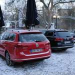 Die VW Passat Fahrzeuge vor dem Hotel