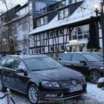 Die VW Passat Fahrzeuge vor dem Hotel