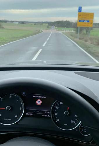 Landstraße nach Begrenzungsschild