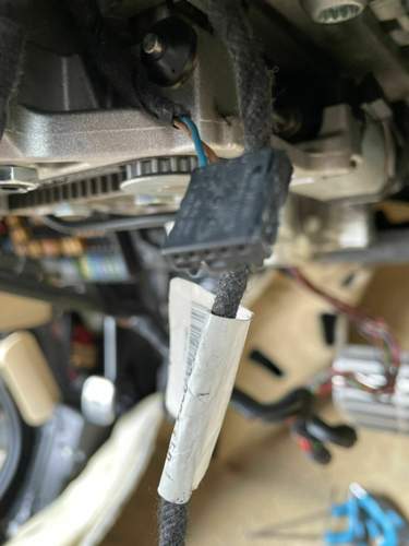 Neben dem Lenkrad die kabel