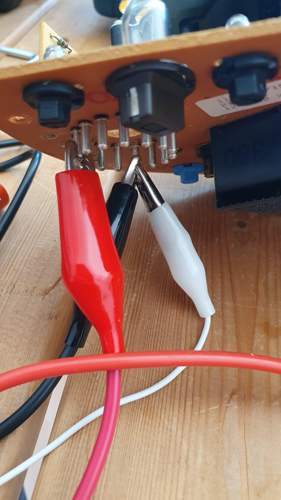 Pin 1 und 6 mit weißem Kabel für Pin 9