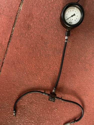 Pressure gauge with duovalve