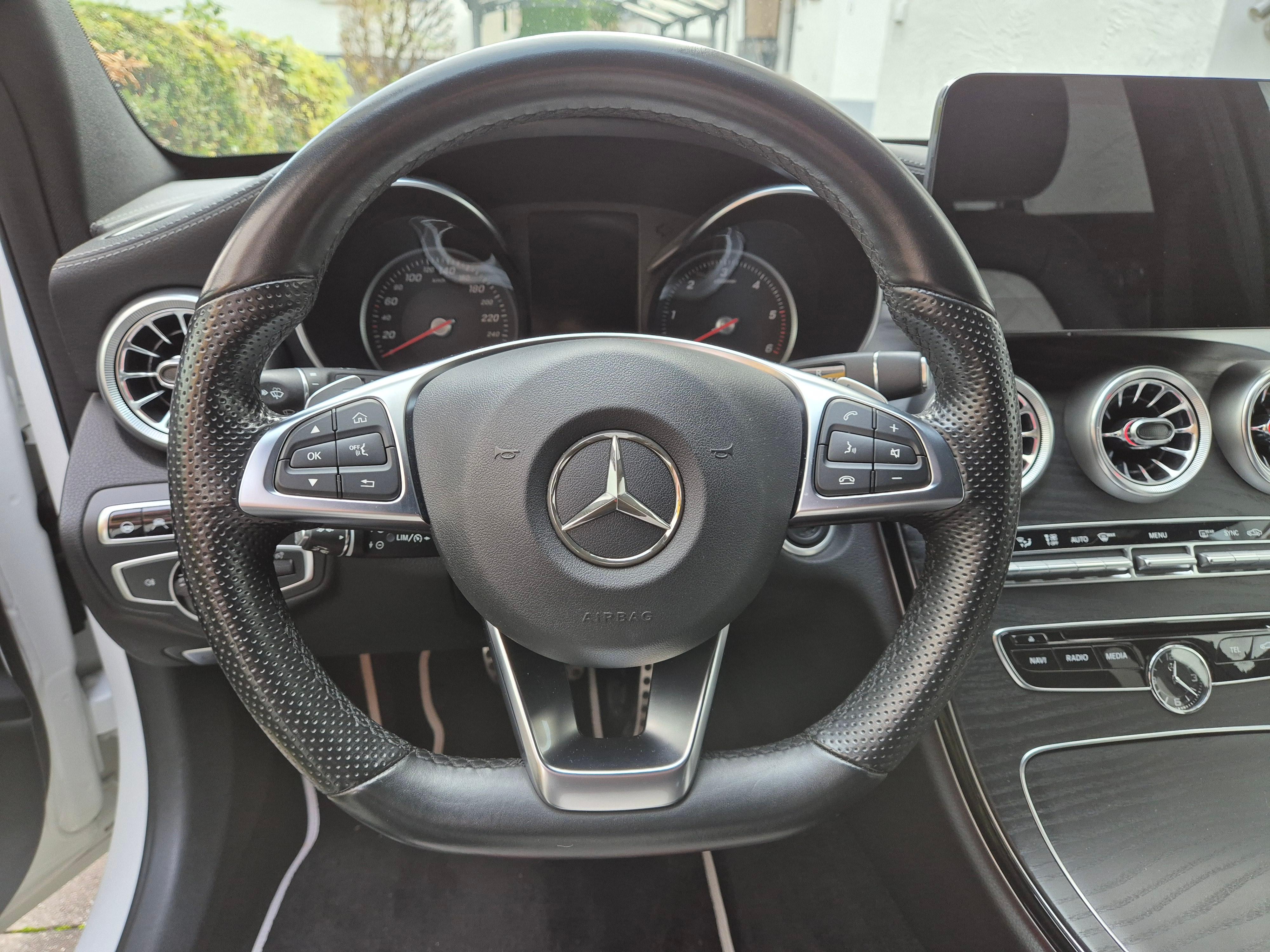 W205 Mopf Lenkrad im Vormopf mit AMG Drive Unit Tasten