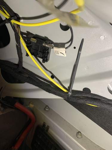 Nur EIN Kabel arrettiert in der Halterun