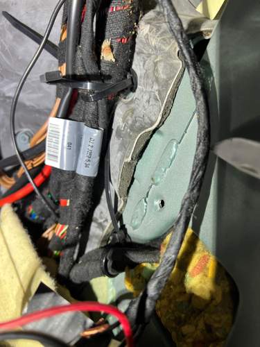 Da kommen dann vier schwarze Kabel an