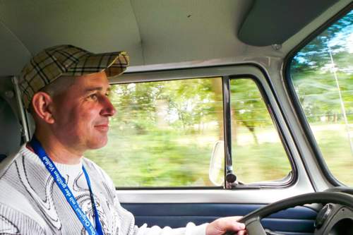 Im Oldtimer fühlt sich Kai sofort zuhause: Kein Wunder, er besitzt selbst zwei T2. Den ersten davon kaufte er 1988 für 300 Mark