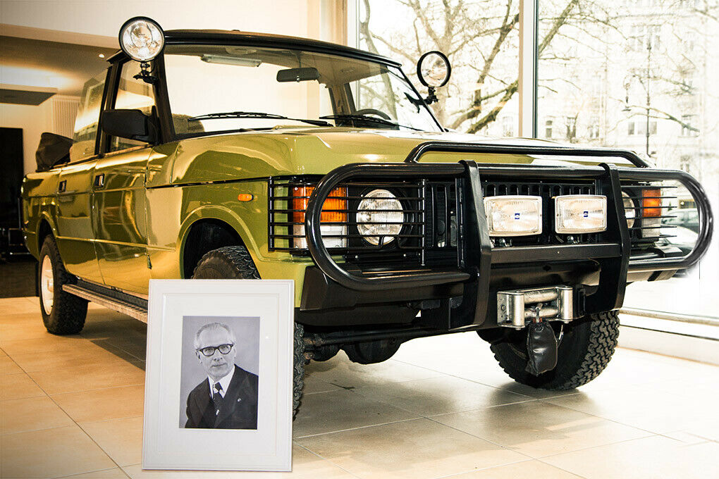 Ein Portrait von Erich Honecker vor seinem umgebauten Range Rover: Das DDR-Staatsoberhaupt ließ ihn für die Jagd anfertigen.