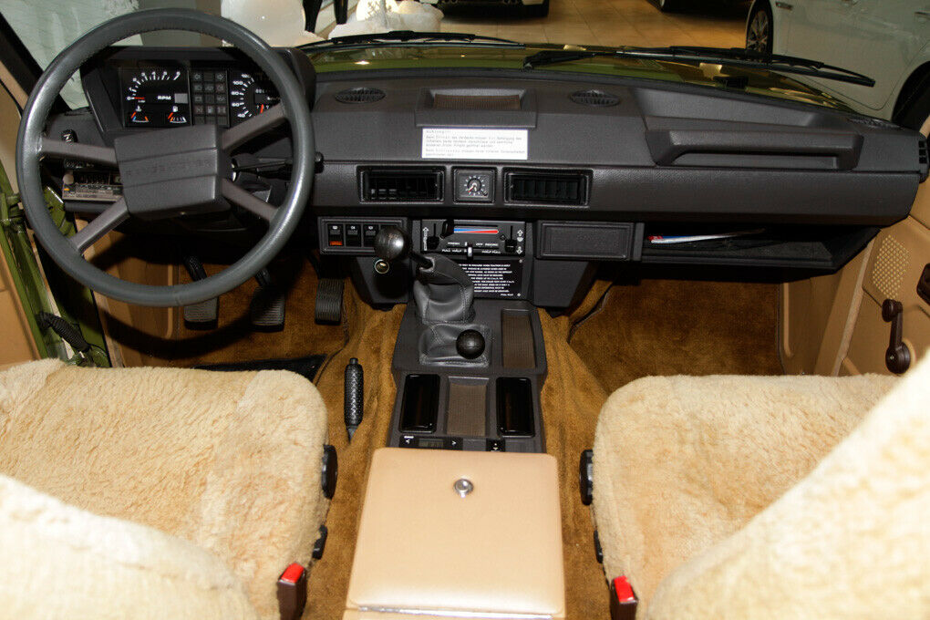 Lammfell, Handschaltung mit Untersetzung und das einzige Range-Rover-Emblem am Auto.