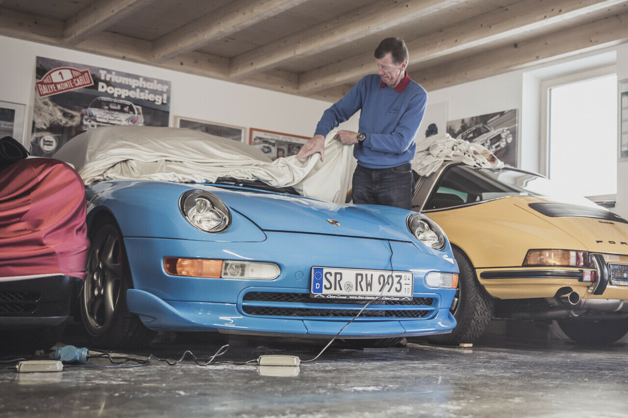Der 911 mit der Nummer 993 war der letzte luftgekühlte, bei Röhrl steht ein blaues Exemplar in der Halle