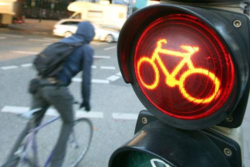 VDA-Geschäftsführer Lindemann sagt, "bei Verkehrsregeln gibt es keinen Rabatt für einzelne", jeder müsse sich an die Verkehrsregeln halten