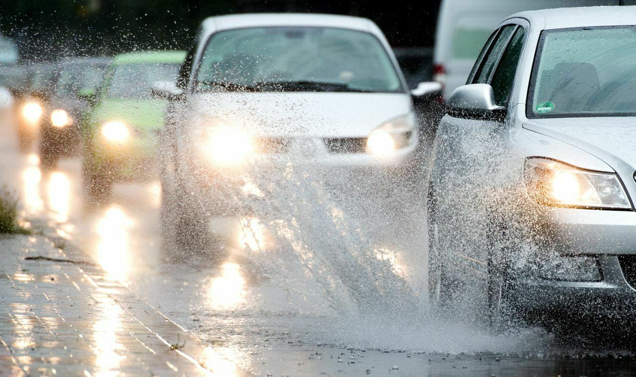 Kein Zweifel: Diese Fahrbahn ist nass