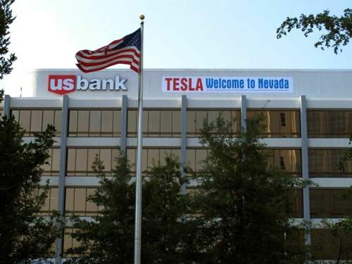 Ein Banner begrüßt Tesla in Nevada: in der sogenannte Gigafactory könnten Vermutungen zufolge auch Graphen-Batterien entstehen
