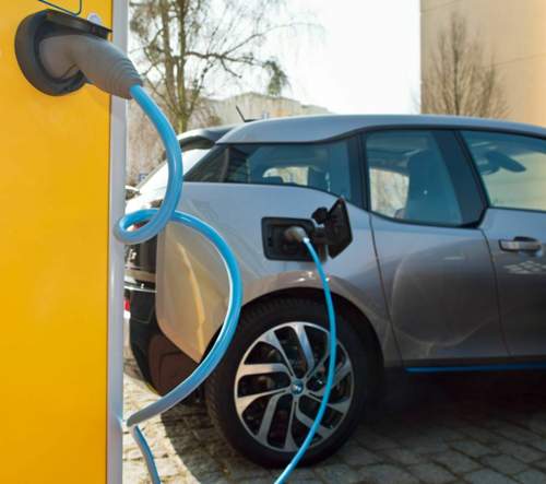 Problem Reichweite: 2013 gab es doppelt so viele Neuzulassungen bei E-Autos wie im Vorjahr (gut 6.000, laut KBA). Doch der Bestand macht mit 12.000 Fahrzeugen nur 0,03 Prozent aller 44 Millionen zugelassenen Pkw aus