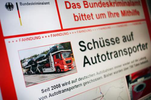 Mit diesem Fahndungsplakat suchte das Bundeskriminalamt im Internet nach Hinweisen zu der Schuss-Serie auf Lastwagen