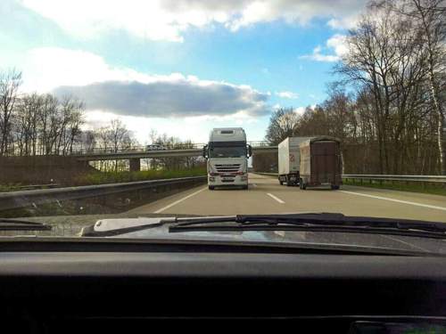 Schockmoment: Ein Geisterfahrer auf der Autobahn. Hier wird zum Glück nur ein LKW-abgeschleppt.