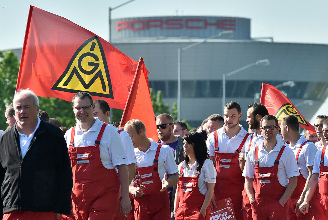 Die IG-Metall ruft für morgen (Donnerstag) zu einem größeren Warnstreik bei Porsche in Stuttgart auf. Hintergrund ist der Tarifkonflikt für die Beschäftigten der Metall- und Elektroindustrie