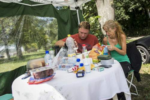 Neben Essen und Trinken brachten Anwohner auch einen Pavillon und Stühle vorbei