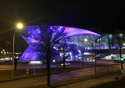 Die BMW Welt vom Museum aus gesehen.jpg