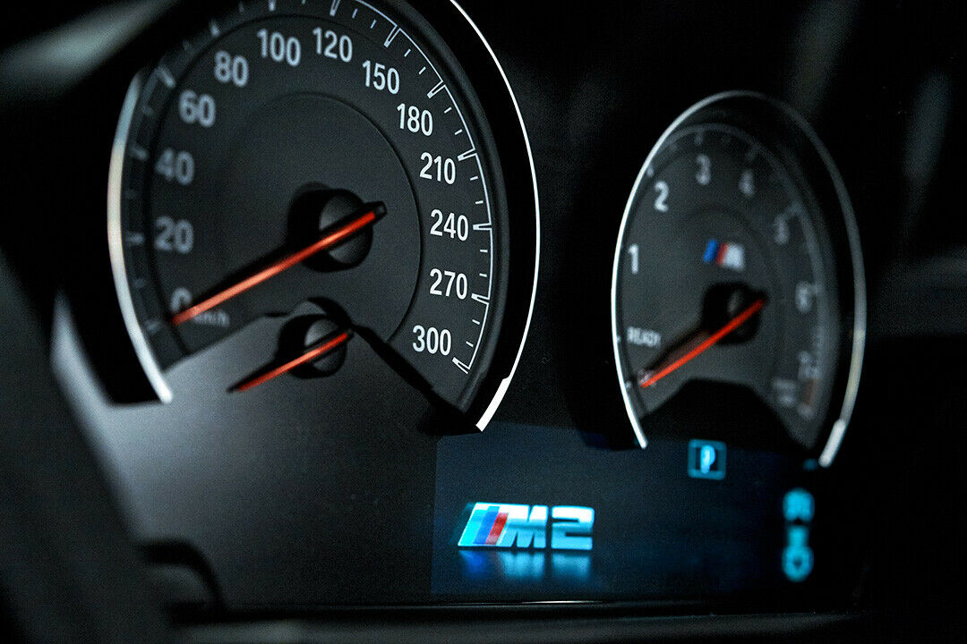 BMW M2 Neuvorstellung: Anthrazit hinterlegte Anzeigen wie in M4 oder M3