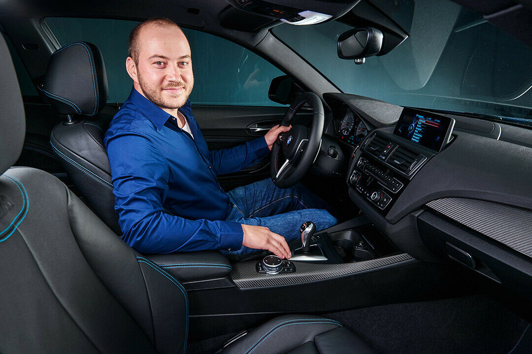 Im Innenraum gibt es wenig zu entdecken. Das erstmals unlackierte Carbon steht dem sportlichen M2 dafür sehr gut