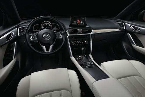 Das Innenraumdesign erinnert am ehesten an den Mazda6, der aufgesetzte Bildschirm des Infotainmentsystem macht den Hauptunterschied zum CX-5 aus
