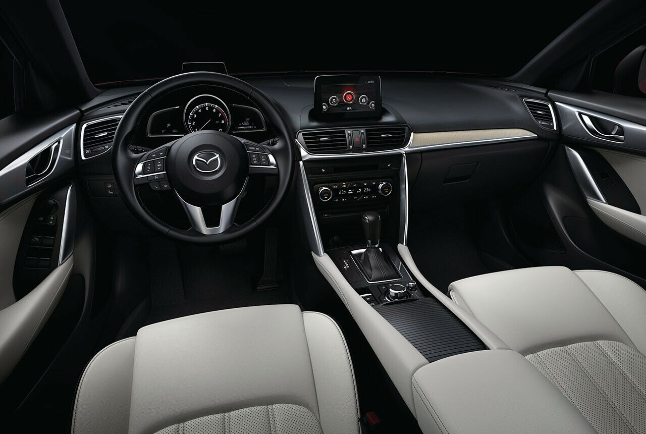 Das Innenraumdesign erinnert am ehesten an den Mazda6, der aufgesetzte Bildschirm des Infotainmentsystem macht den Hauptunterschied zum CX-5 aus